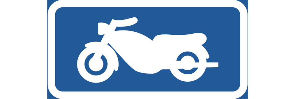 Skylt för motorcykelparkering. Vit illustration av motorcykel mot blå bakgrund.